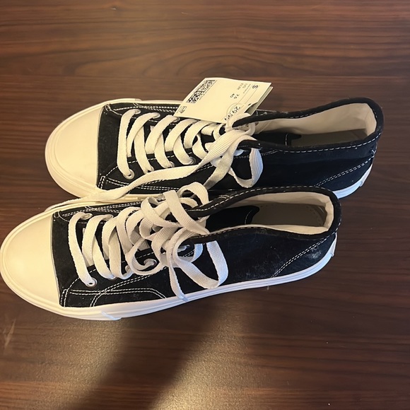 H&M converse style shoes 7.5 mens never worn , tag still on - Picture 2 of 3